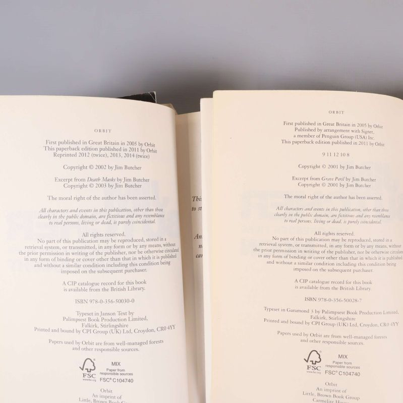 ISBN-information och copyright på uppslagna sidor ur två böcker