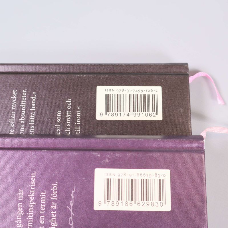Närbild på baksidor av två böcker med synliga ISBN-nummer i barcodemärke