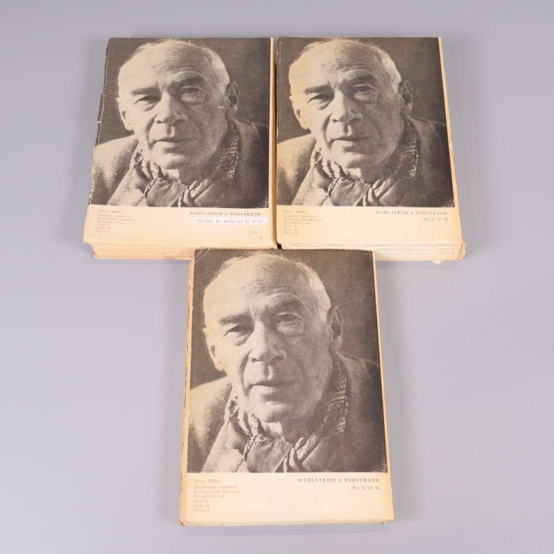 Böckernas baksidor med porträtt av författaren Henry Miller