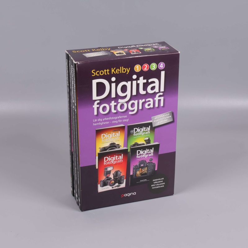 Boxpaket med fyra böcker: Digital fotografi 1-4 av Scott Kelby i lila förpackning