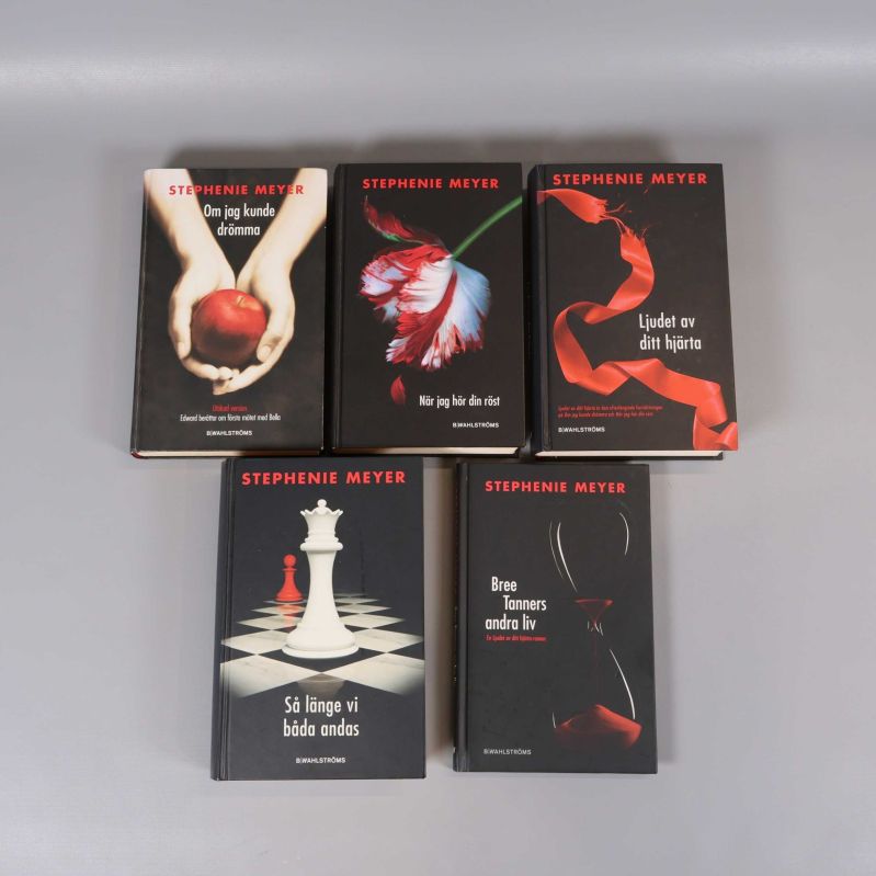 Framsidor på fem böcker av Stephenie Meyer med distinkt svart och röd design