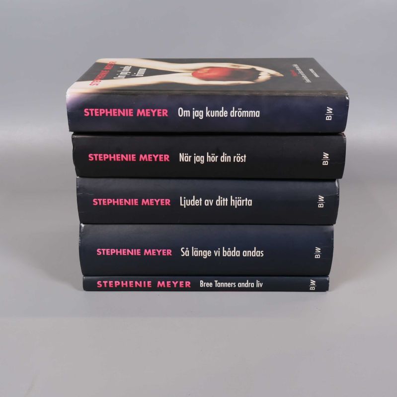 Boktravar med fem Twilight-böcker, titlar synliga på ryggarna