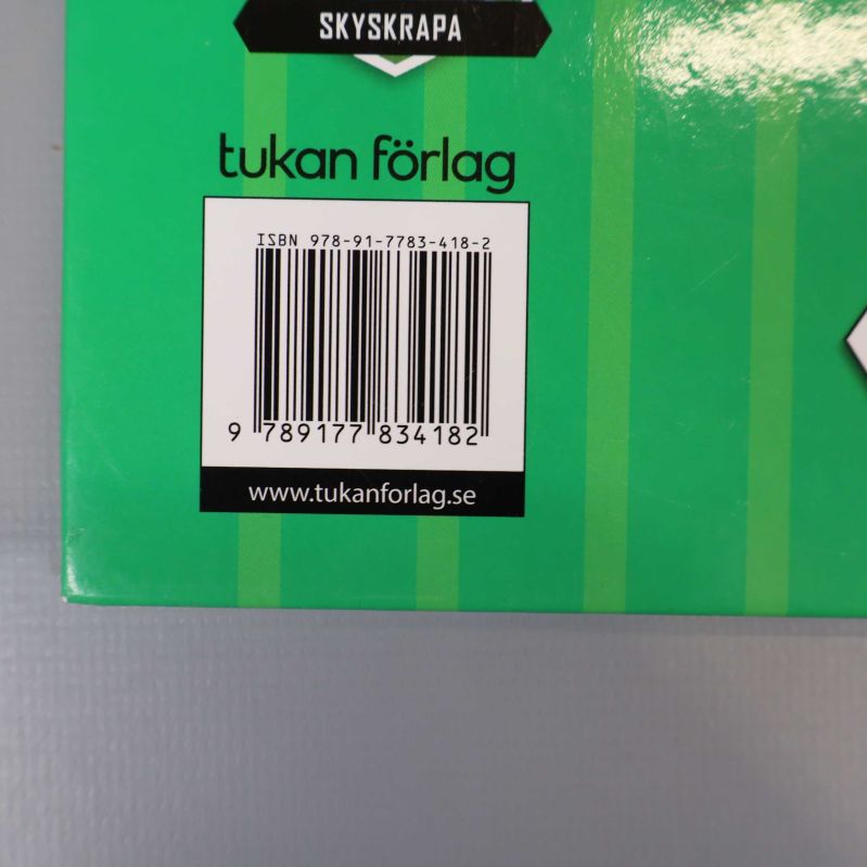 Närbild på ISBN och streckkod på baksidan av Minecraft boken