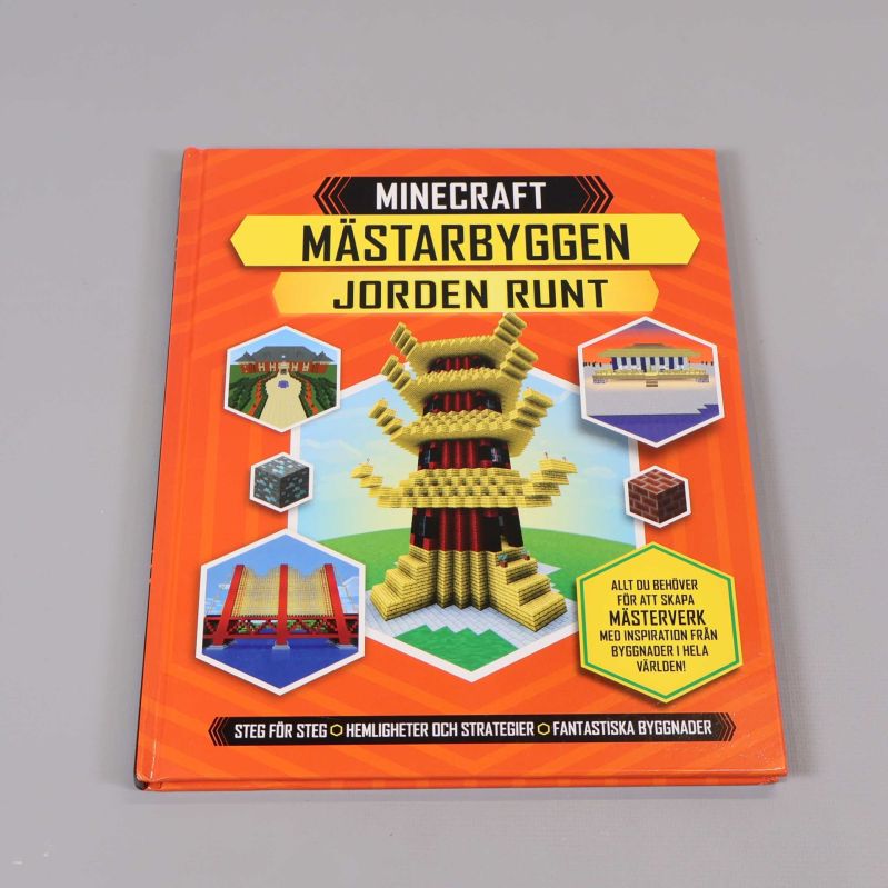 Framsidan av boken Minecraft mästarbyggen jorden runt med orange omslag och byggnadsbilder
