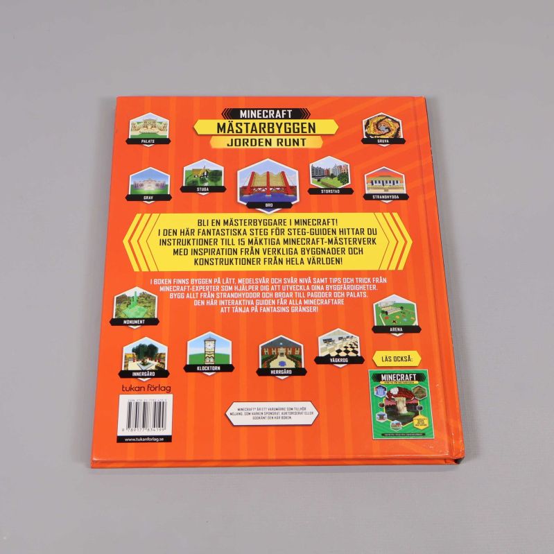 Baksidan av boken Minecraft mästarbyggen jorden runt med beskrivning och illustrationer
