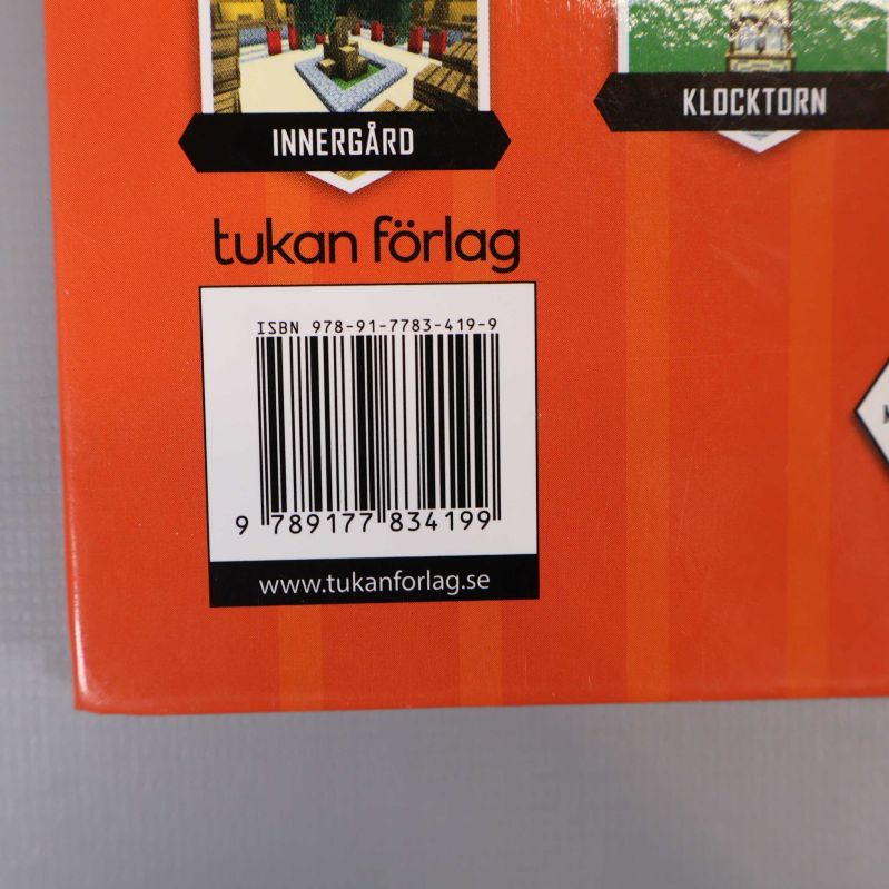 Närbild av baksidan med ISBN-nummer och streckkod