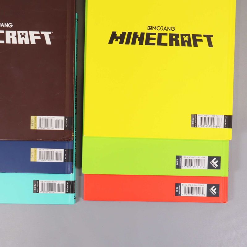 Närbild på baksidor av fyra Minecraft Annual böcker med synliga streckkoder