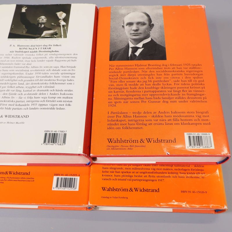 Närbild på baksidor av böcker med ISBN-nummer synliga