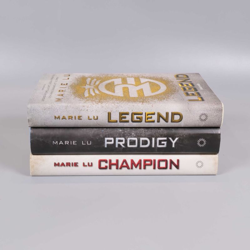 Ryggarna av Legend, Prodigy och Champion staplade på varandra