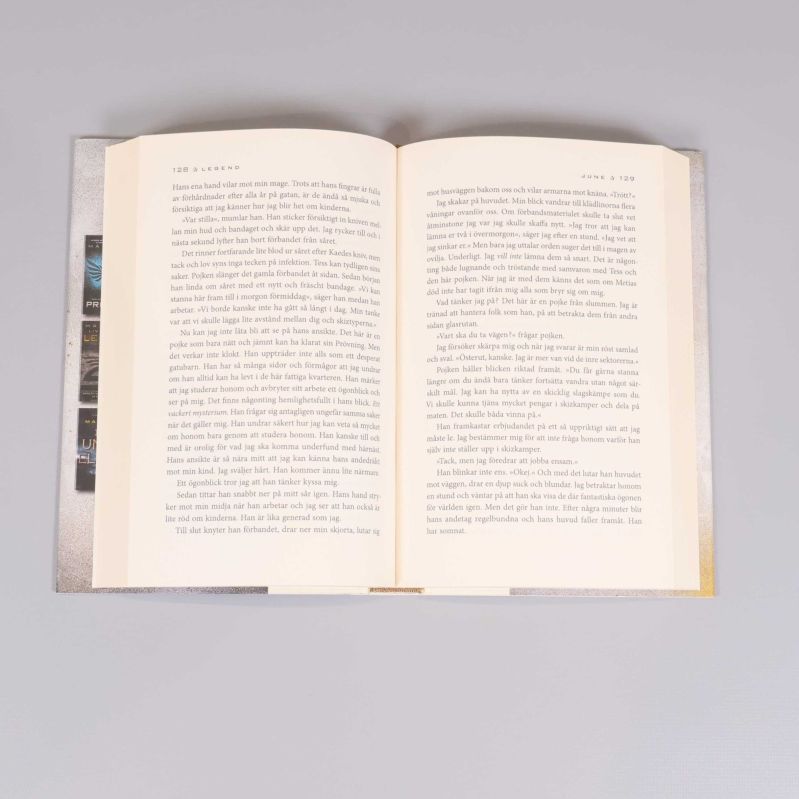 Uppslag från boken Legend med svensk text på båda sidor