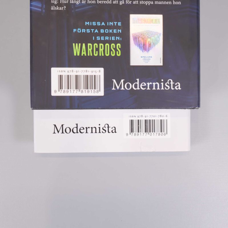 Närbild på ISBN-streckkoder tillhörande Warcross och Wildcard på baksidan av böckerna