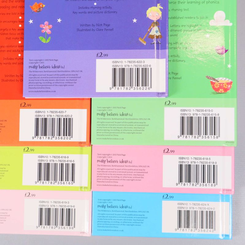 Närbild på baksidor med streckkoder och ISBN-nummer på alla böcker