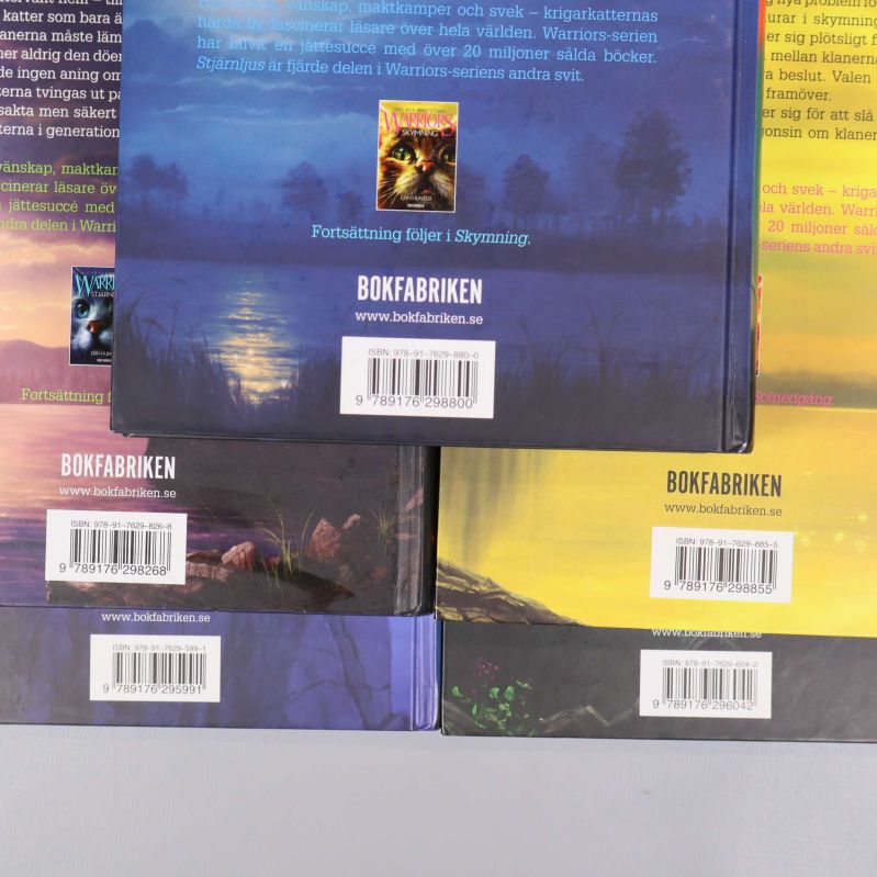 Närbild på baksidor av fem Warriors-böcker med synliga ISBN