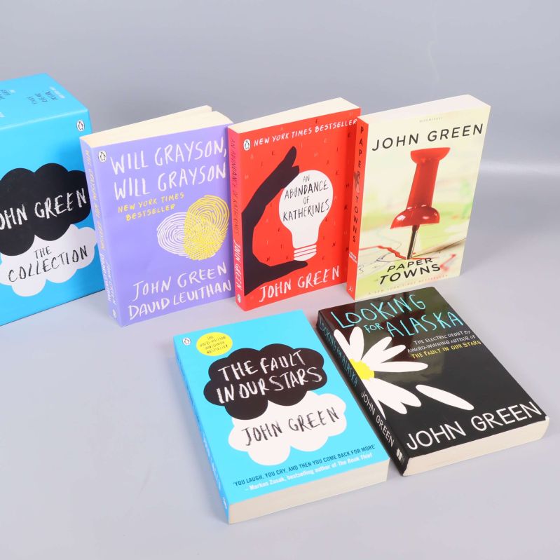 John Green bokpaket, alla fem böcker utplacerade framför boxen