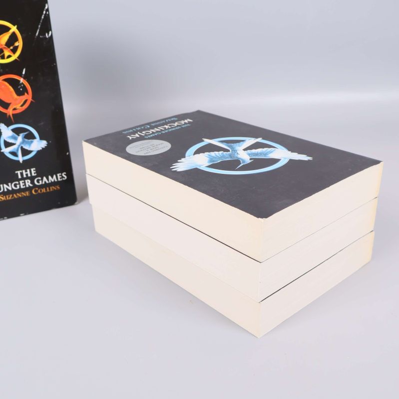 Staplade Hunger Games-böcker, box bredvid