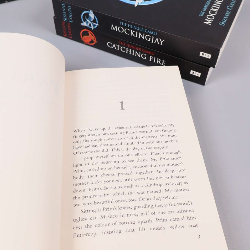 Uppslag ur inledningen av The Hunger Games-boken