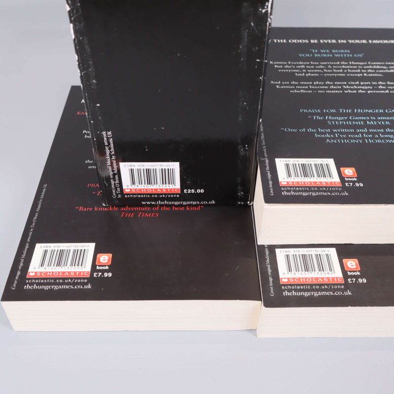 Närbild på baksidan av boxen och böcker med ISBN-streckkoder