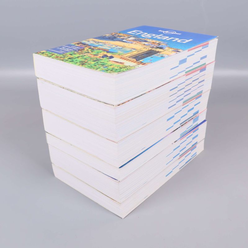 Hög med sex Lonely Planet böcker, sett snett ovanifrån