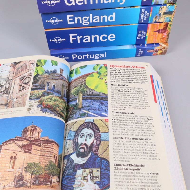 Uppslagen sida ur Lonely Planet Greece med bilder och text