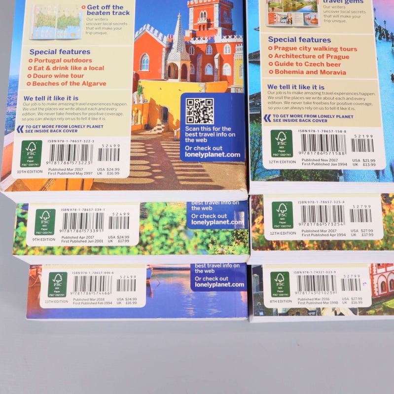 Närbild på ISBN-nummer och utgivningsinfo på baksidan av böckerna