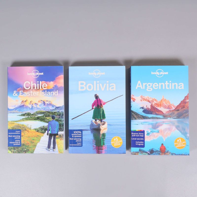 Lonely Planet böcker uppställda: Chile & Easter Island, Bolivia och Argentina