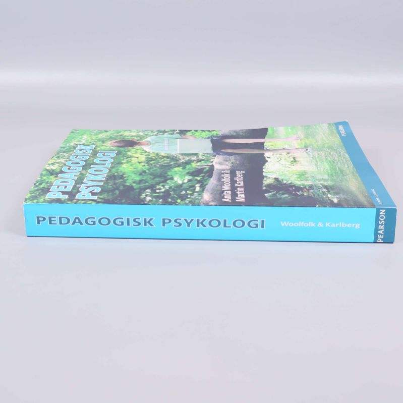 Rygg på Pedagogisk psykologi liggande på bordet