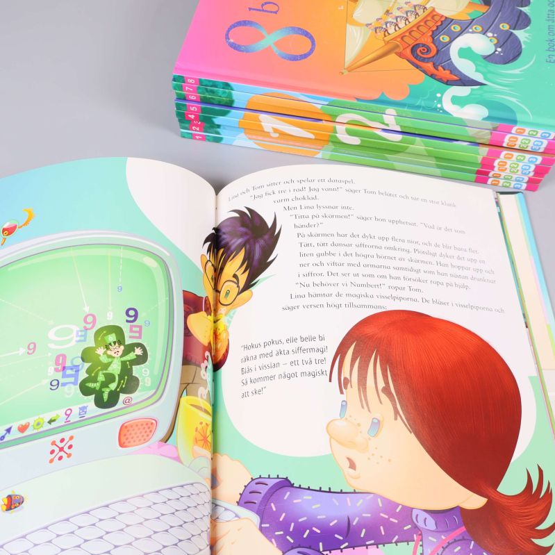Uppslag ur en av barnböckerna med illustrationer och text