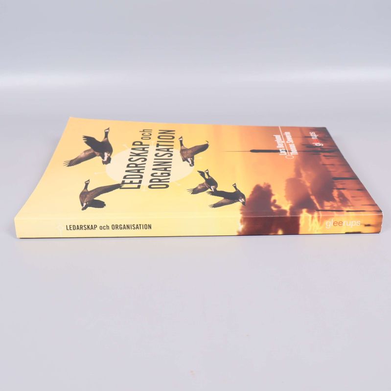 Boken Ledarskap och organisation liggande med tydlig rygg och framsida