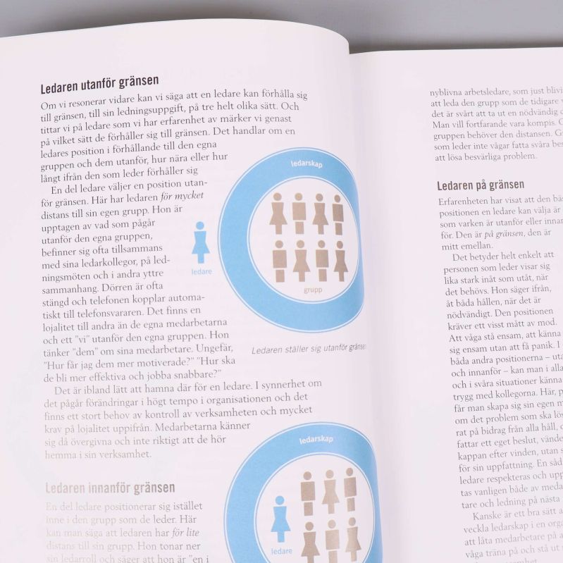 Uppslag ur boken Ledarskap och organisation med diagram och text