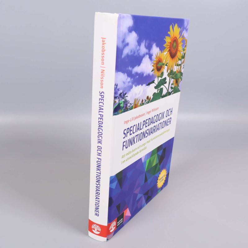 Rygg och framsida av boken Specialpedagogik och funktionsvariationer stående mot ljus bakgrund