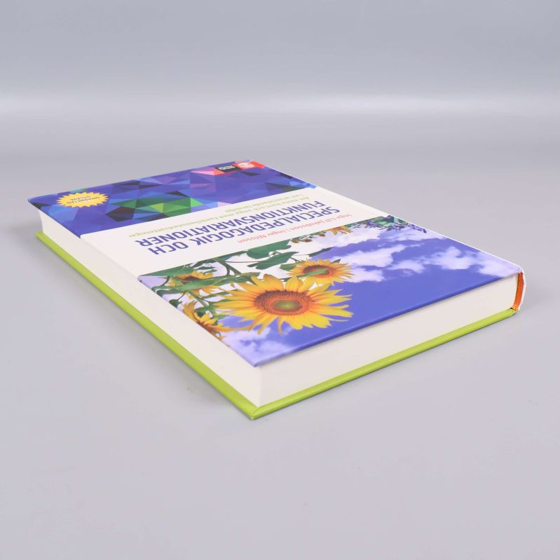 Boken Specialpedagogik och funktionsvariationer från sidan, visar bokens tjocklek och omslag