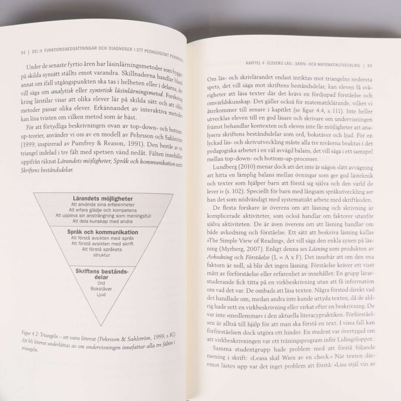 Uppslag ur boken Specialpedagogik och funktionsvariationer med text och en illustrerad triangel