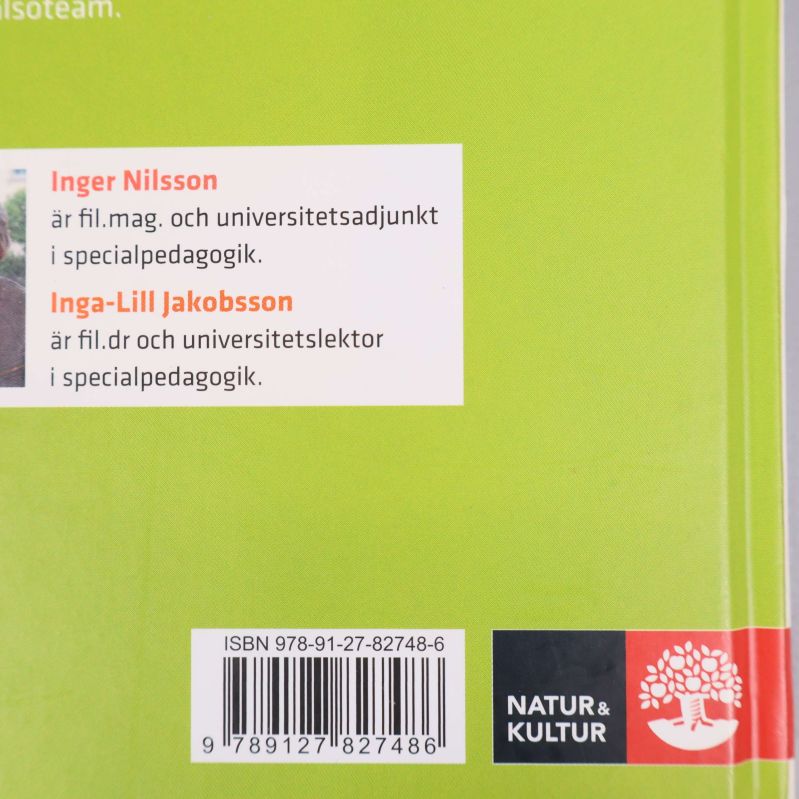 Närbild på baksidan av boken som visar ISBN och författarinformation