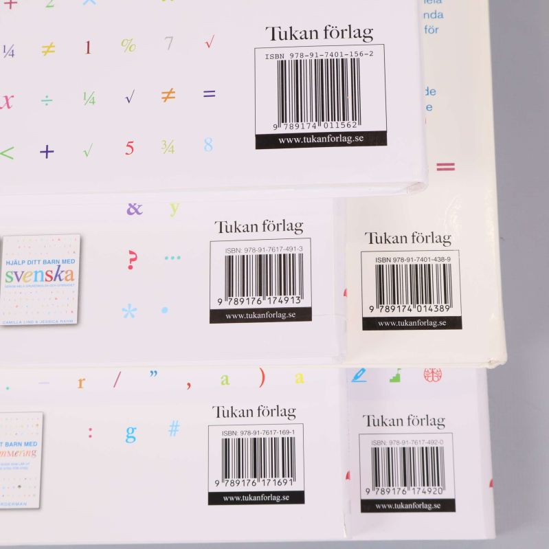 Närbild av fem böcker med synliga ISBN-koder på baksidan