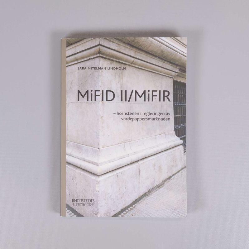 Framsidan av boken MiFID II/MiFIR med stenmönstrad fasad