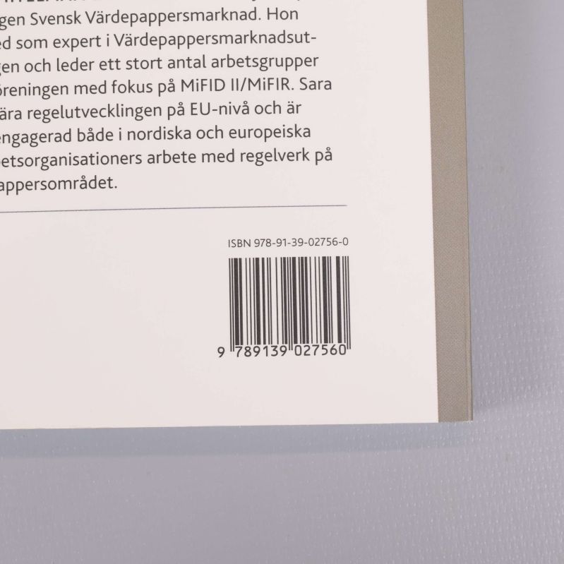 Närbild på baksidan visar barcode och tryckt ISBN-nummer