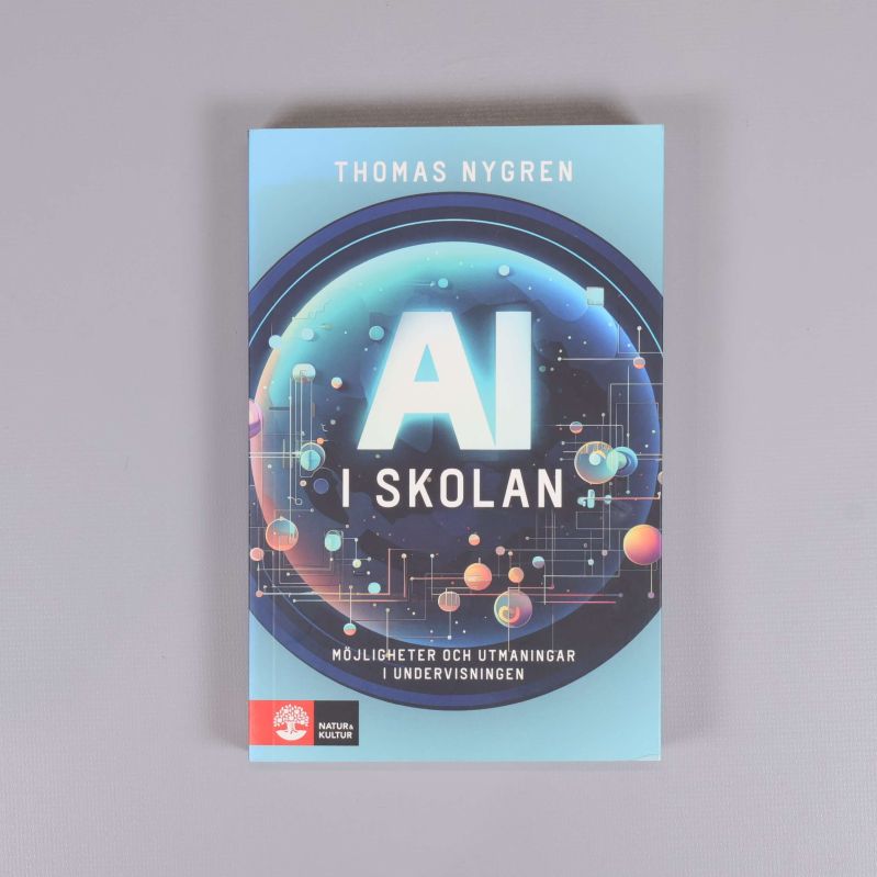 Bokens framsida med futuristiskt omslag och titel AI i skolan
