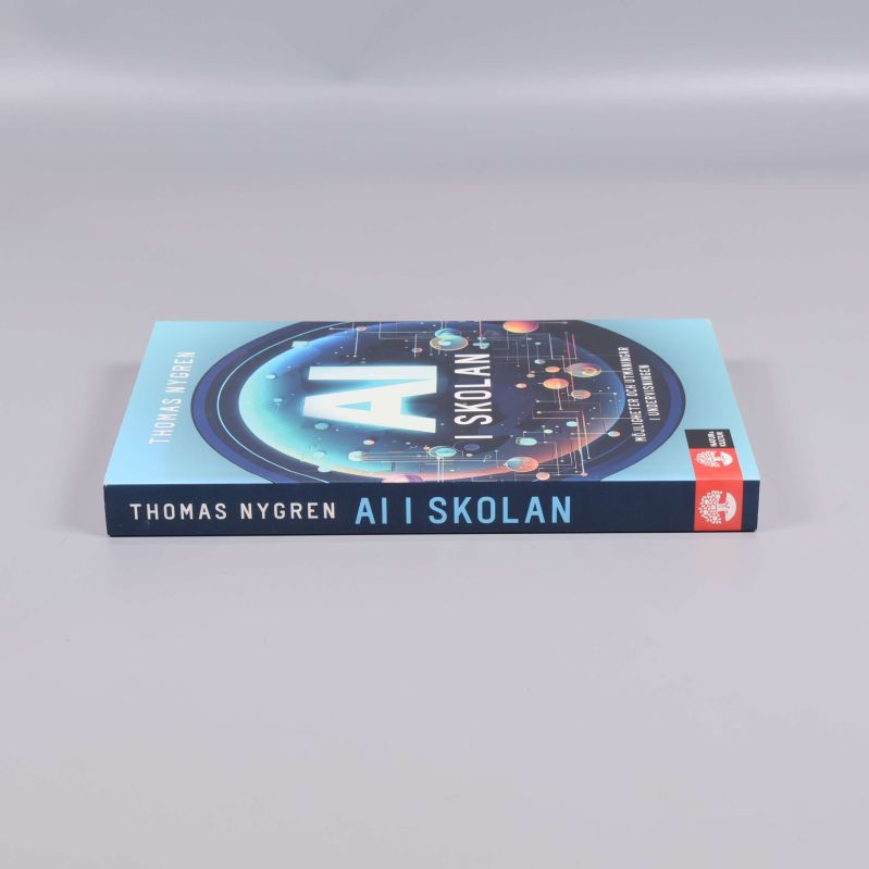 Boken AI i skolan liggande och sett från sidan
