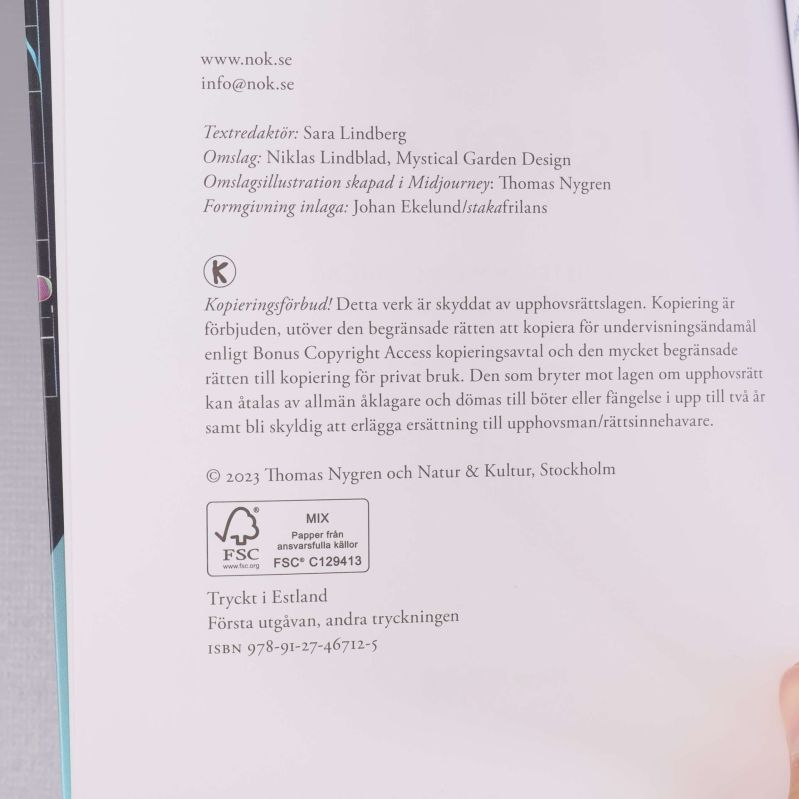 Information om tryck, copyright och ISBN-sida inuti boken