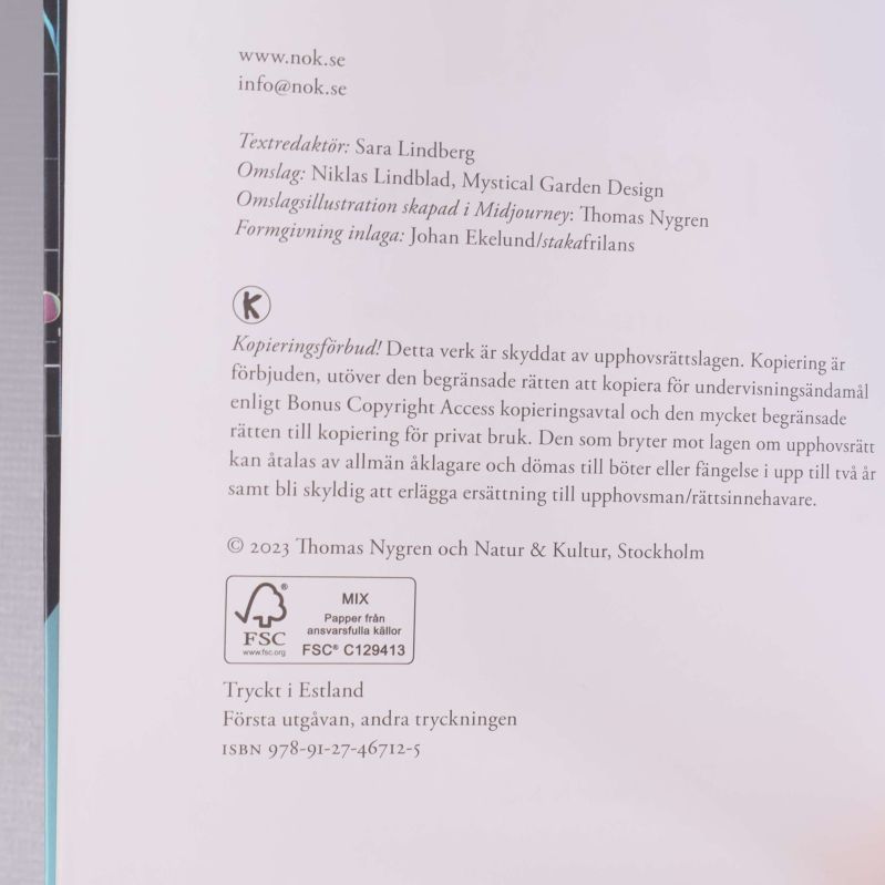 Närbild på fakta om tryck, ISBN och copyright inuti boken