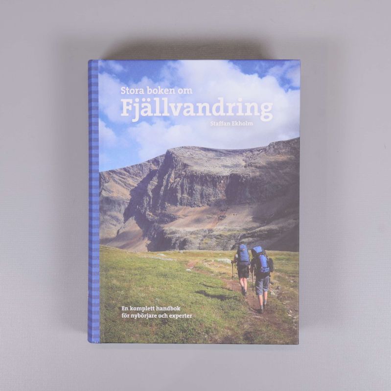 Framsida av boken Stora boken om fjällvandring med foton på fjäll och vandrare