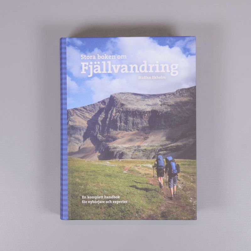 Boken Stora boken om fjällvandring sedd rakt framifrån