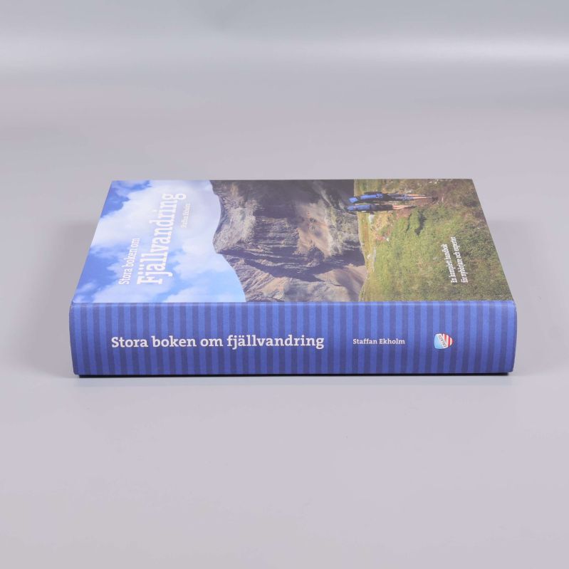 Sidan av Stora boken om fjällvandring, bokryggen med titel och författare