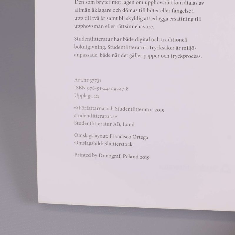 Närbild på baksidan med ISBN och tryckinformation