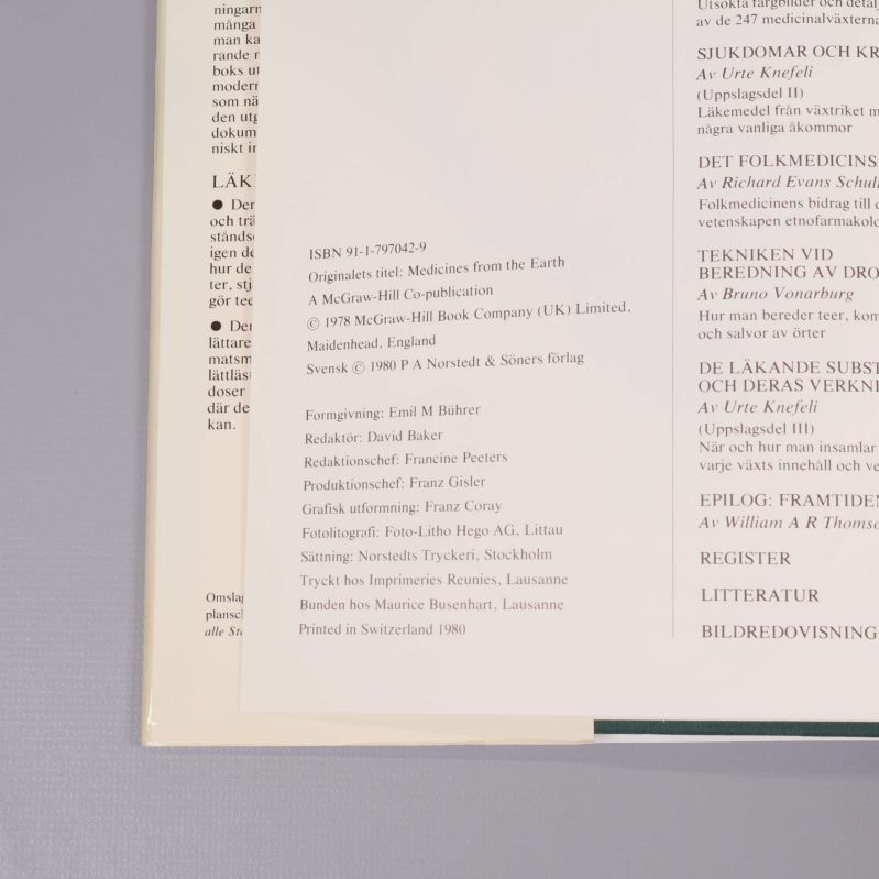 Närbild på bokuppslag med ISBN och publikationstext i Läkeväxter från hela världen