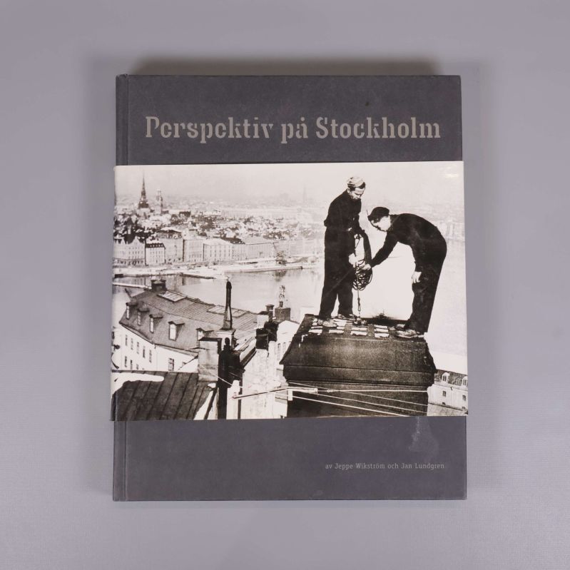 Framsidan av boken Perspektiv på Stockholm med svartvitt omslagsfoto