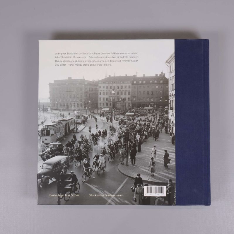 Baksida av boken med svartvitt foto på cyklister och husfasader