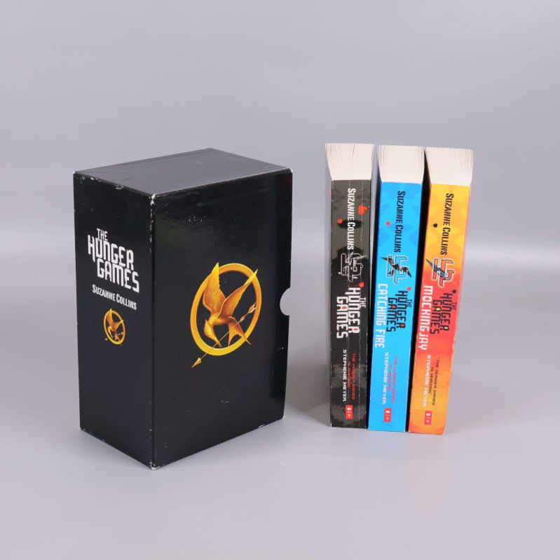 The Hunger Games-box och tre böcker stående bredvid varandra
