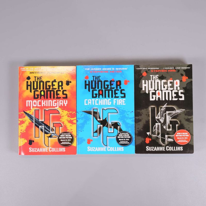 Tre framsidor på böckerna Mockingjay, Catching Fire och The Hunger Games