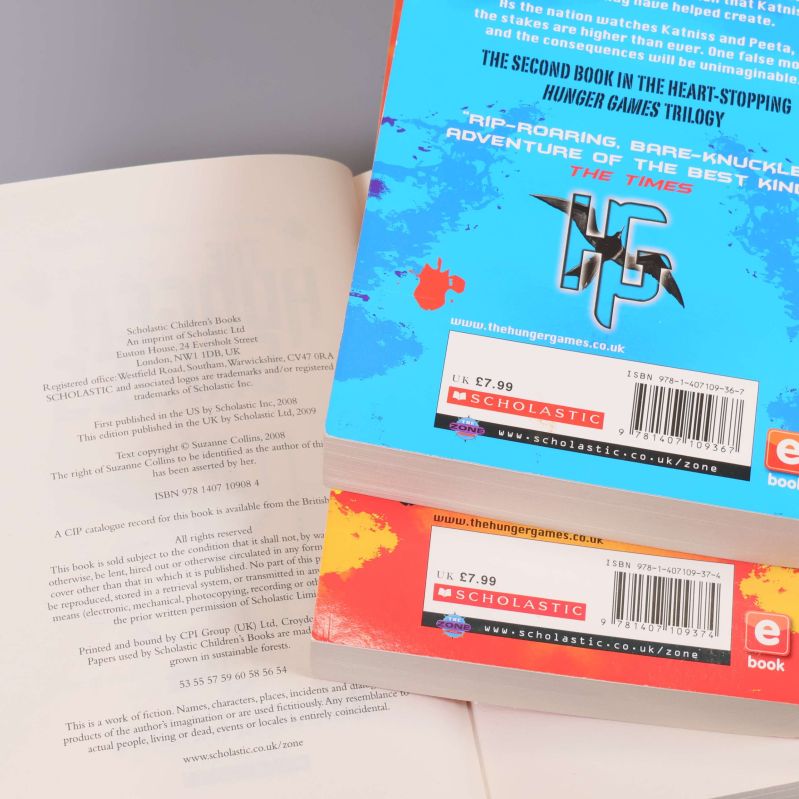 Närbild på baksidor med ISBN och copyright-information